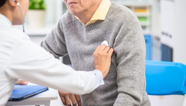 Female,Doctor,Use,Stethoscope,To,Examine,Eldely,Paient,Heartbeat